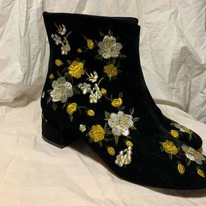 Embroidered black wedge boots✨